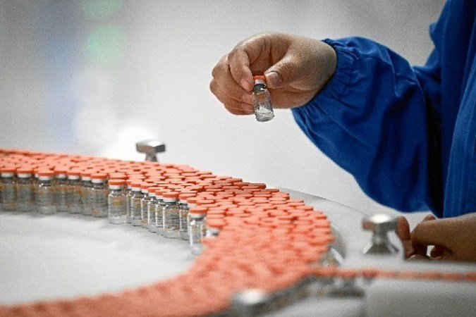 Politização provoca resistência às vacinas chinesa e russa, diz pesquisa - Wang Zhao/AFP 