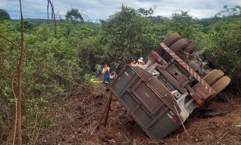 Caminhão tomba e motorista fica preso em estrada de Casa Branca, em Brumadinho - Corpo de Bombeiros/Divulgação