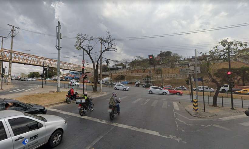 Motorista desrespeita sinal vermelho e bate em carro com duas crianças - Reprodução/Google Street View