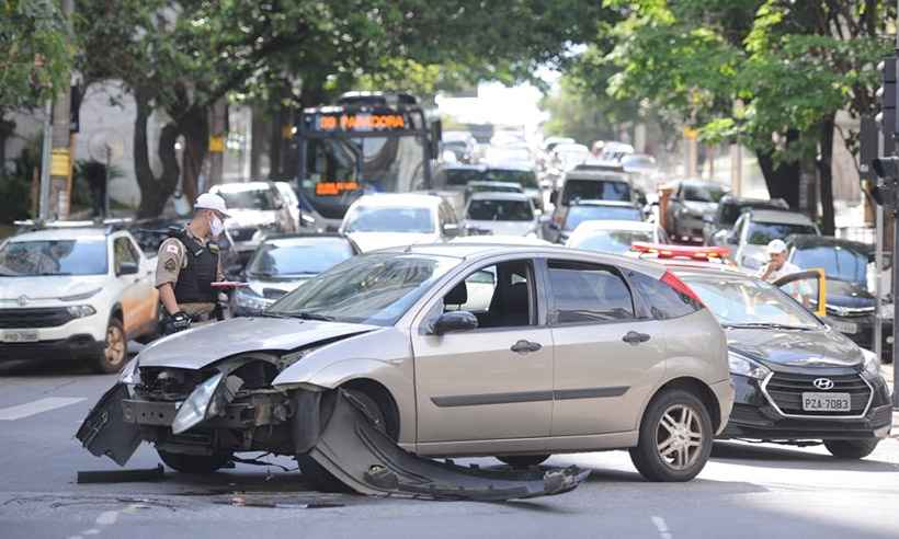 Acidente entre carros complica trânsito no Santo Agostinho, em BH - Alexandre Guzanshe/EM/DA Press