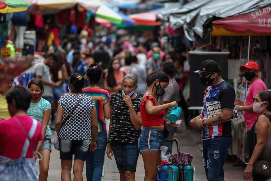 Entenda por que o Brasil ainda enfrenta a 1ª onda da COVID-19 - Michael Dantas/AFP %u2013 25/9/20