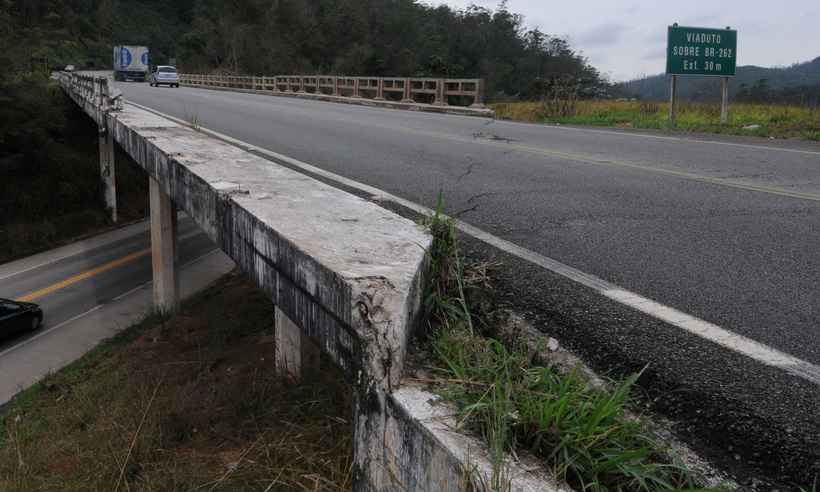 Batida entre dois carros deixa seis feridos e um morto na BR-381 - Beto Magalhães/EM/D.A Press - 18/9/13