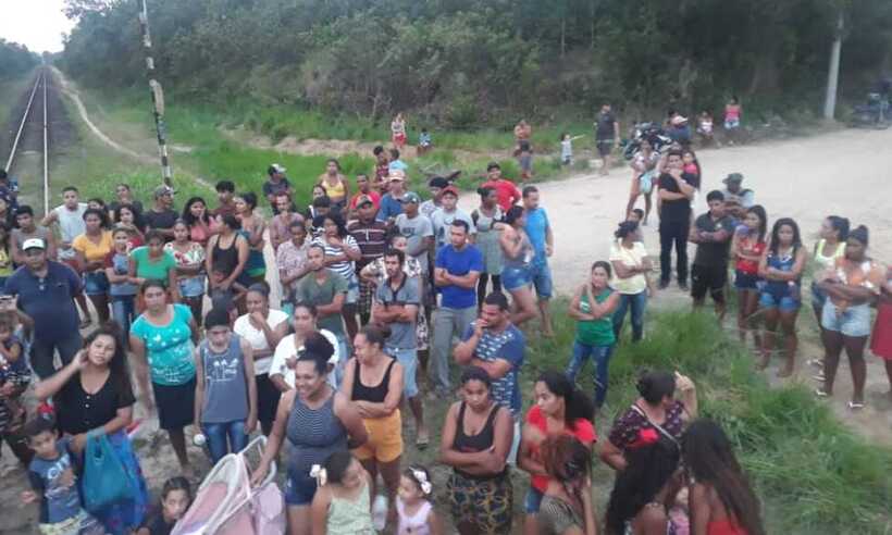 Barragem de Mariana: indígenas fecham ferrovia da Vale em protesto no ES - WhatsApp/Reprodução