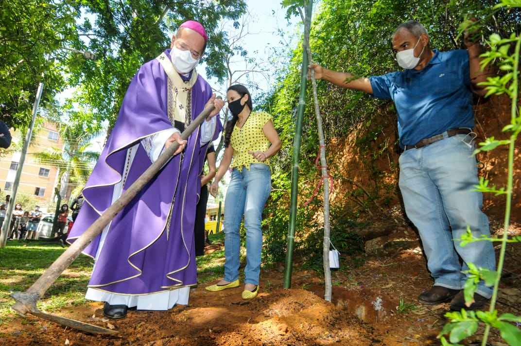 Arcebispo planta ipês e pau-Brasil em homenagem aos mortos pela COVID-19 - Fotos Leandro Couri/EM/D.A Press