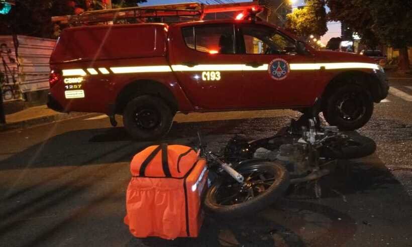 Entregador de aplicativo sofre traumatismo após acidente entre carro e moto - Corpo de Bombeiros/Divulgação