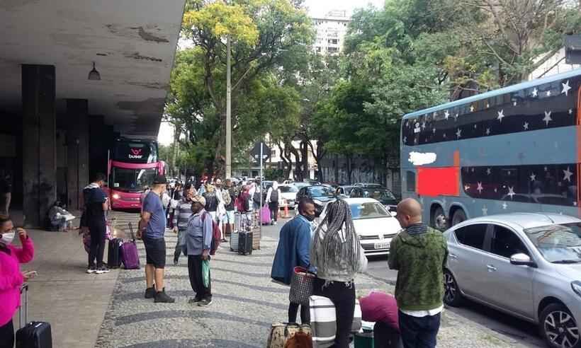 Aglomerações e muita reclamação no Terminal JK, na volta do feriado de Finados - Elian Guimarães