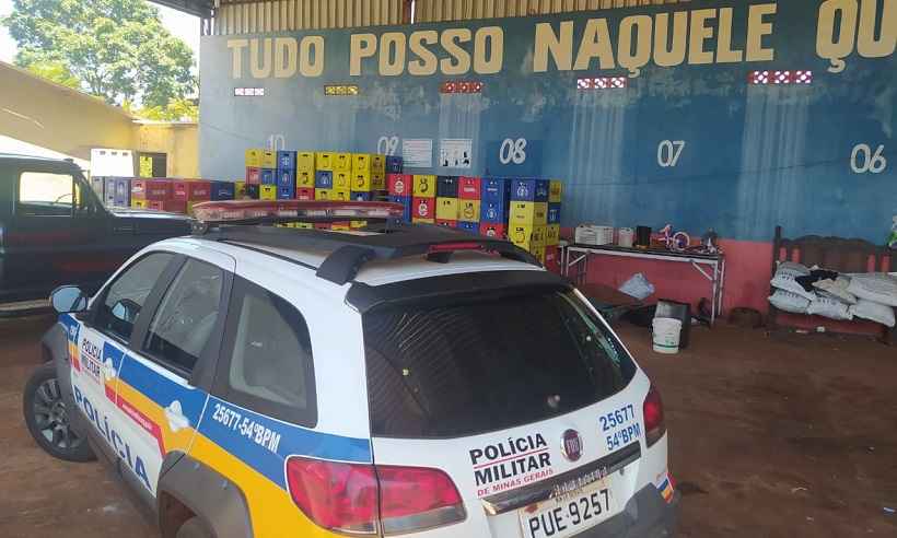 Cinco pessoas são flagradas pela PM trocando rótulos de cervejas em Centralina - Divulgação/Polícia Militar