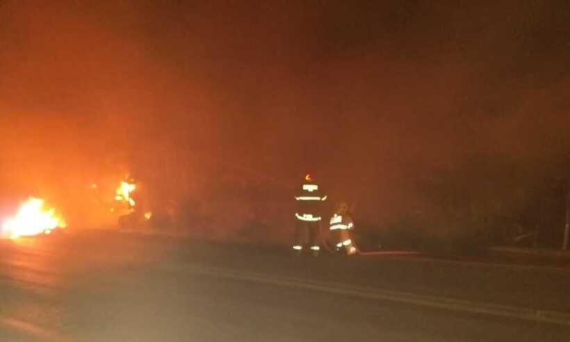 Carreta pega fogo e tomba no Norte de Minas - Divulgação/Corpo de Bombeiros
