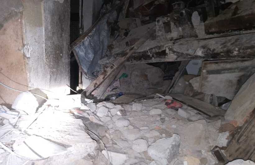 Duas pessoas ficam feridas após trator invadir casa em Sabará, na Grande BH - Divulgação/Corpo de Bombeiros