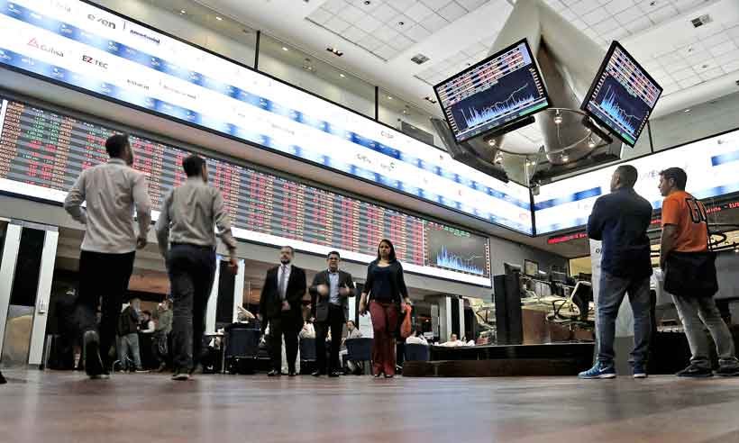 Mais brasileiros mergulham nas aplicações arriscadas, mas rentáveis - Miguel Schincariol/AFP-24/8/15