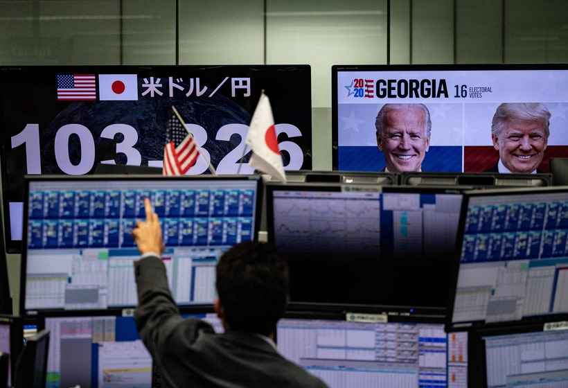 Bolsas mundiais aplaudem o triunfo de Biden; Tóquio fecha pregão com alta histórica - Philip FONG/AFP
