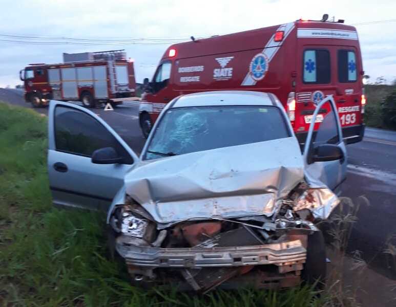 Colisão entre carro e carreta deixa 4 feridos na BR-452, em Uberlândia - CBMMG/Divulgação
