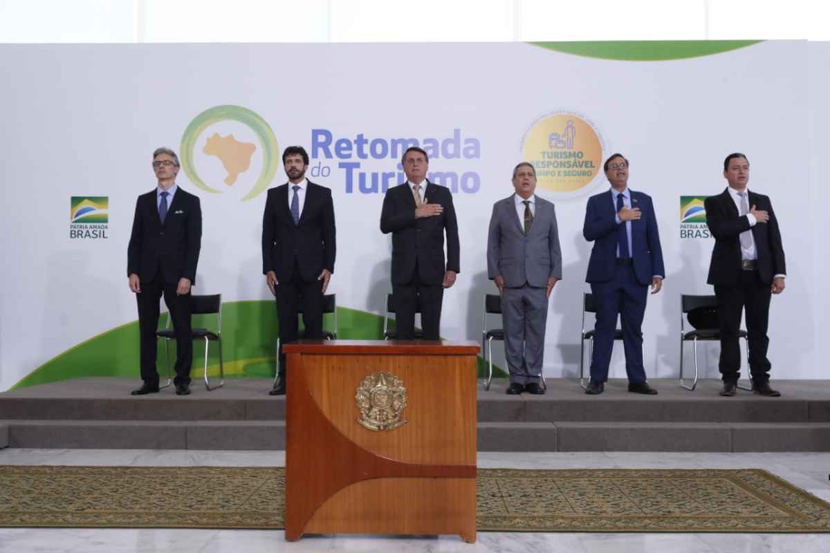 Sem citar fontes, Bolsonaro diz que pesquisas apontam que apenas 20% dos óbitos na pandemia são de COVID-19 - Isac Nóbrega/PR