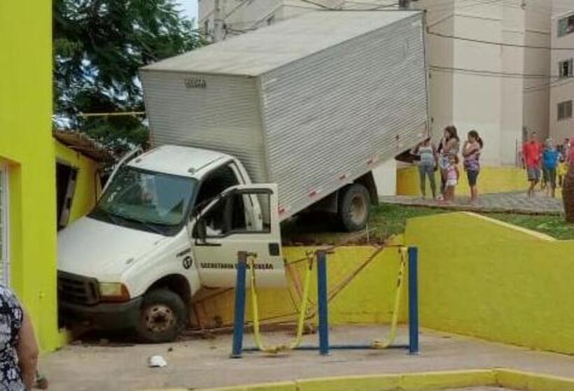Caminhão desgovernado invade guarita de condomínio em Itajubá  - Reprodução/ Internet