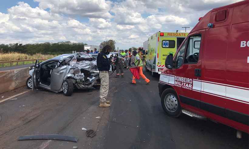 Engavetamento próximo a Uberaba deixa quatro funcionários da Cervejaria Petrópolis em estado grave - 8º BBM/Divulgação
