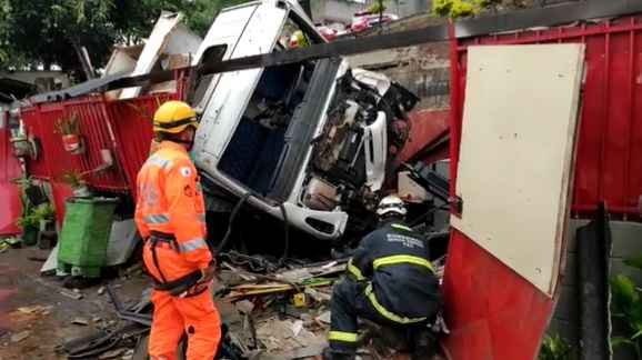 Motorista de caminhão perde o controle e atinge alojamento no Bairro Betânia  - Corpo de Bombeiros/ Divulgação