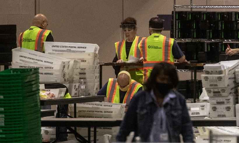 Autoridades eleitorais dizem não haver evidência de votos perdidos ou alterados nos EUA - Chris McGrath / GETTY IMAGES NORTH AMERICA / Getty Images via AFP