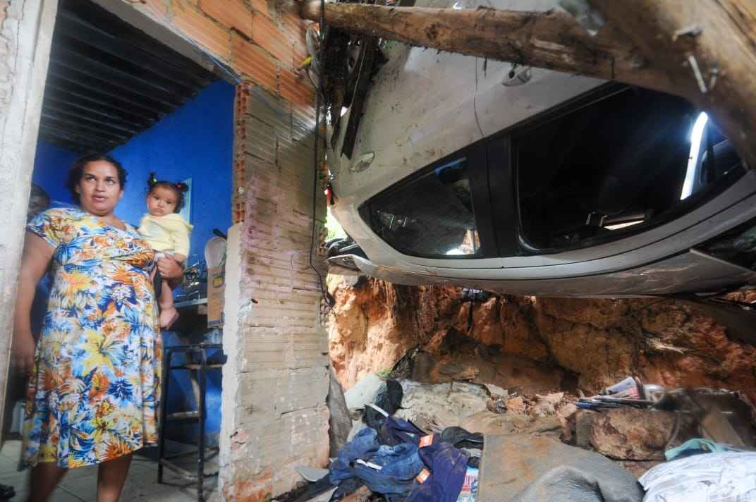 Motorista com sinais de embriaguez capota carro sobre casas no Anel - Leandro Couri/EM/D.A.Press