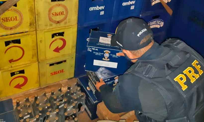 PRF apreende caminhão com mais de 10 mil garrafas de cerveja, chopp e gin em Minas - Polícia Rodoviária Federal/Divulgação
