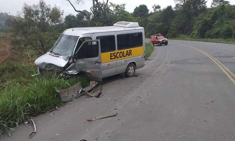 Batida de frente entre van e carro deixa pelo menos 15 feridos no Sul de Minas - CBMMG/divulgação