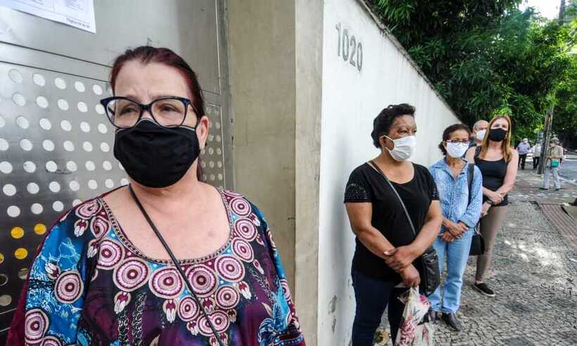 De máscaras, eleitores chegam às 6h no Colégio Estadual Central - Leandro Couri/EM/D.A/Press