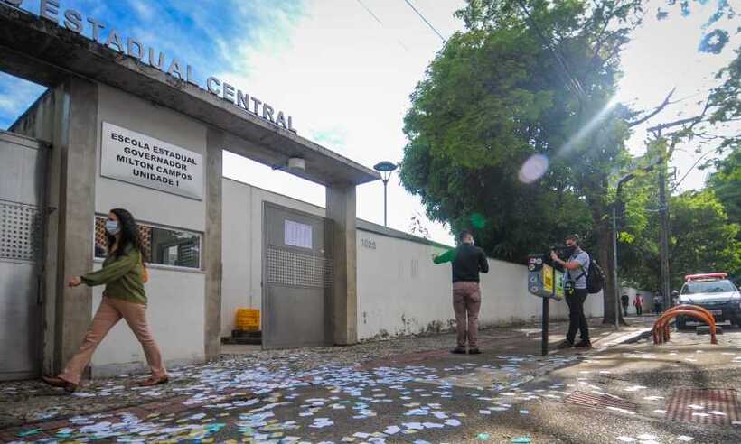 Ruas de BH amanhecem cheias de santinhos de candidatos e máscaras jogadas - Leandro Couri/EM/D.A/Press