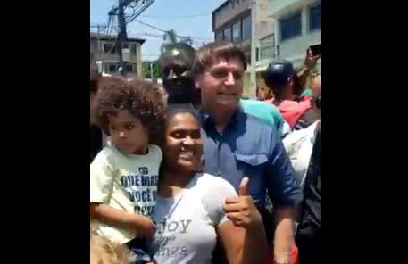 Após votar, Bolsonaro vai a Bento Ribeiro e interage com moradores sem máscara - Redes Sociais/Reprodução