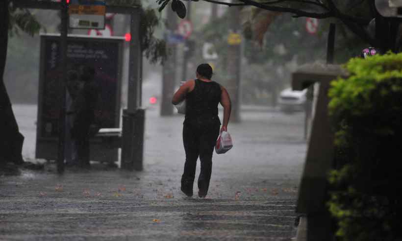 Domingo de eleição tem alerta de chuva em BH; santinhos no chão preocupam - Gladyston Rodrigues/EM/D.A. Press
