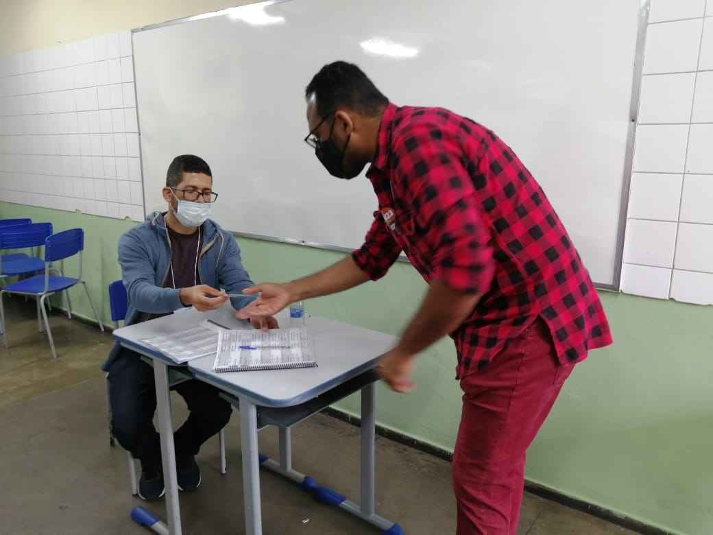 Wanderson Rocha vota e faz críticas ao sistema capitalista - Divulgação/Ana Godoi/Assessoria Wanderson Rocha