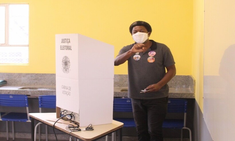 Vice de Áurea Carolina, diagnosticada com COVID-19, vota em escola estadual da capital - João Márcio/Assessoria/Divulgação