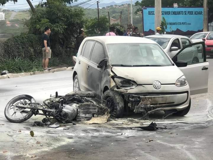Batida de carro e moto incendeia veículos e deixa ferido grave em Santa Luzia - CBMMG