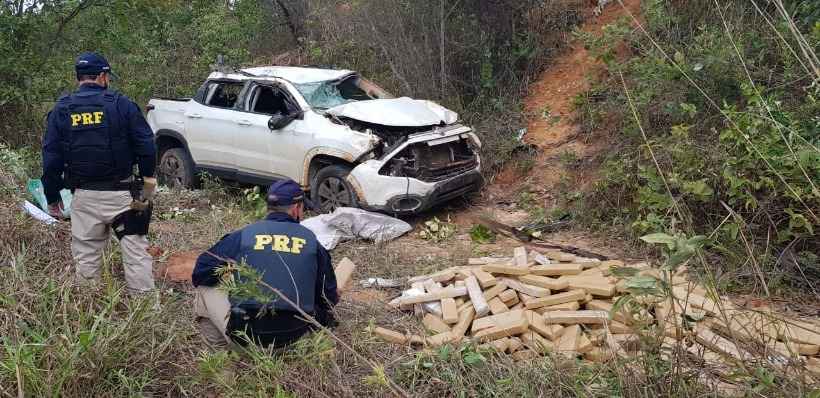 Veja o Vídeo: Traficantes deixam maconha para trás depois de furar bloqueio e se acidentar - PRF