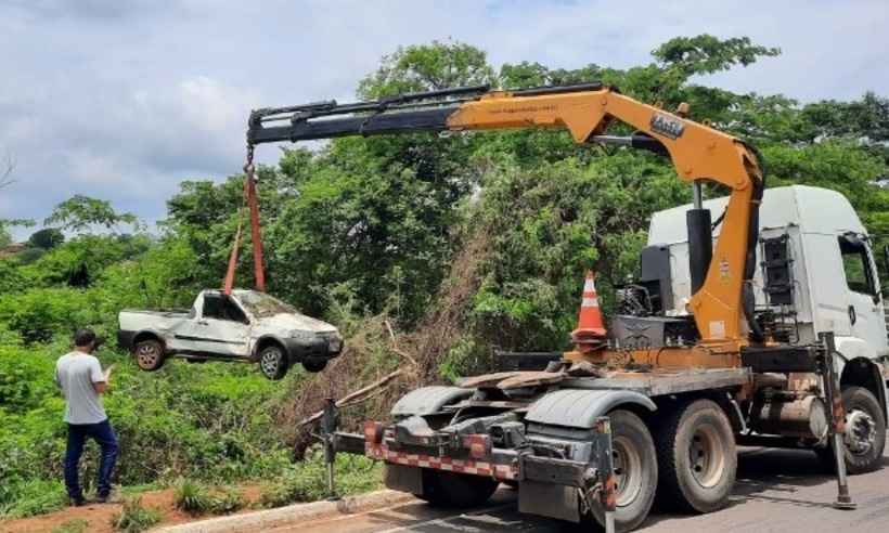 Bombeiros precisam içar carro em capotamento com morte de idoso - CBMMG