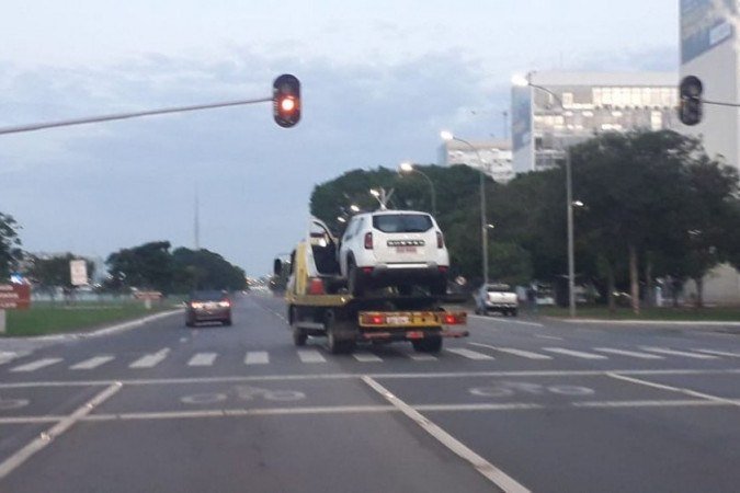 Investigadores suspeitam de terrorismo em caso de carro jogado no MJ