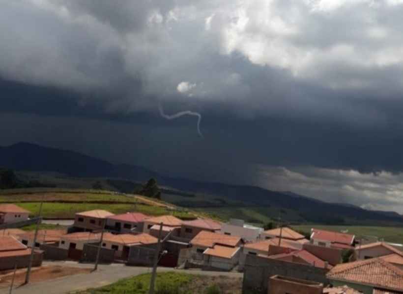 Moradores do Sul de Minas registram princípio de tornado na região  - Adriano Parabólica/Jornal Capela