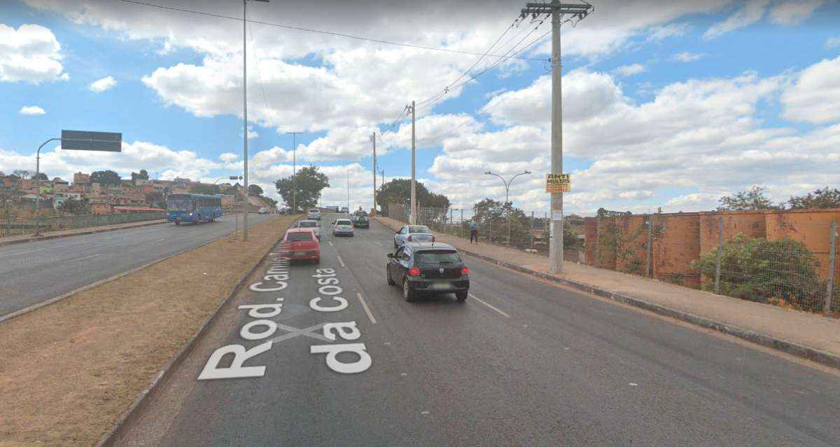 Carro cai de viaduto da Via 240, ao lado da Estação São Gabriel - Reprodução/Google Street View