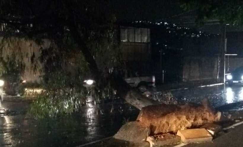 Vilarinho é fechada após chuva forte com granizo em BH - Leonel Gomes/Esp. para o EM