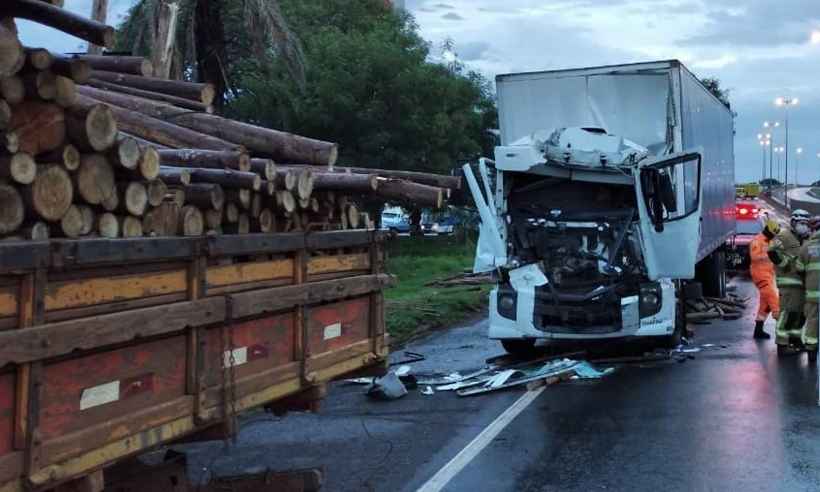 Na BR-050, forte colisão entre dois caminhões deixa motorista em estado grave - 8º BBM/Divulgação
