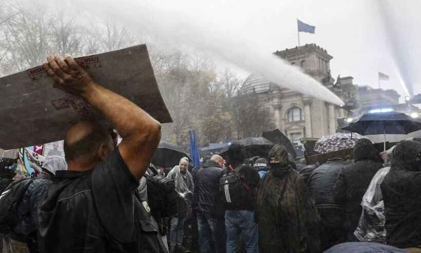 Polícia dispersa com canhões de água protesto anti-máscara na Alemanha - Odd ANDERSEN / AFP