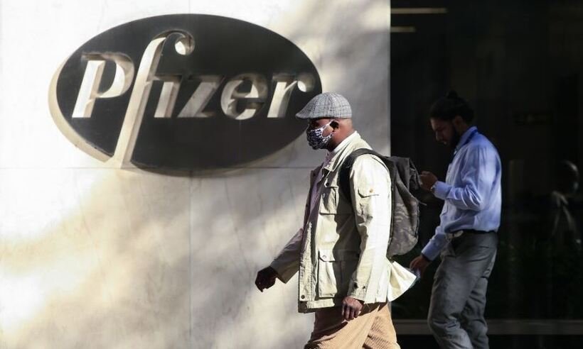 Pfizer/BioNTech pedirá hoje autorização para vacina de COVID-19 - Kena Betancur / AFP