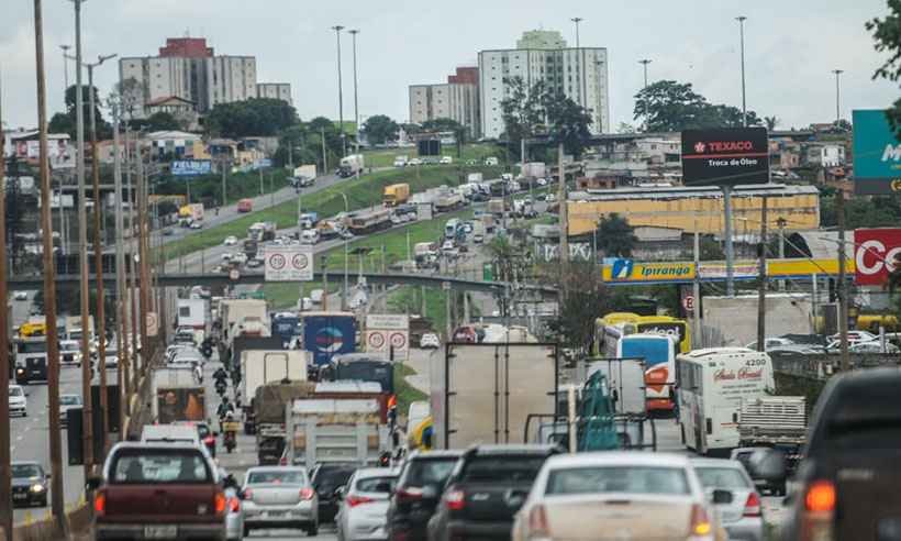 Acidente entre carros e moto provoca lentidão no Anel Rodoviário - Leandro Couri/EM/DA Press