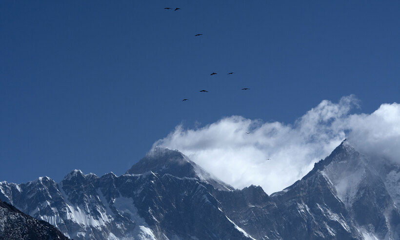 Microplásticos chegam ao topo do mundo, o Everest - Sarah LAI, Prakash MATHEMA, Annabel SYMINGTON / AFPTV / AFP