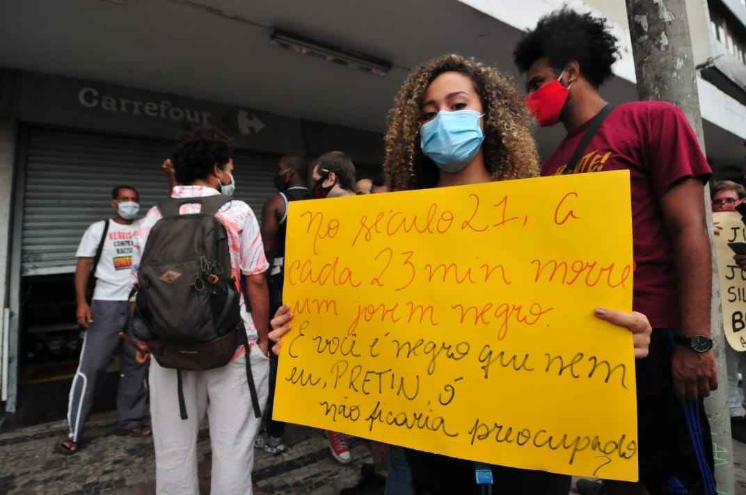 'Assassinos' e 'racistas': após gritos de protesto, unidade do Carrefour fecha as portas em BH - Gladyston Rodrigues/EM/D.A Press
