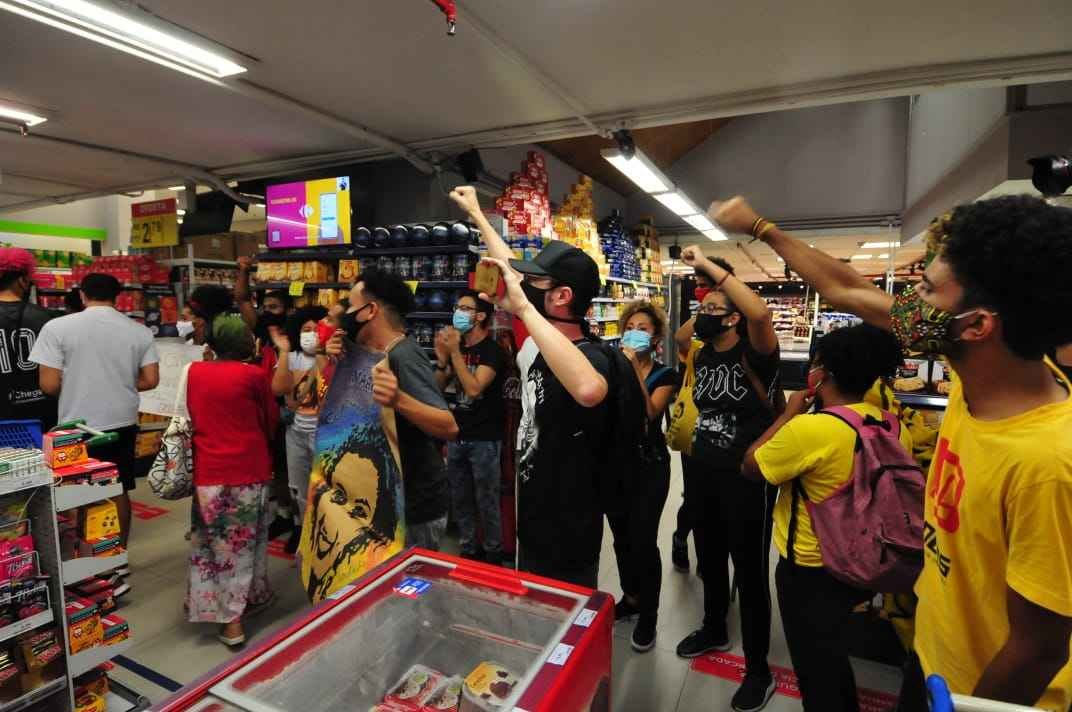 Após cliente negro ser assassinado, manifestantes antirracistas ocupam loja do Carrefour em BH - Gladyston Rodrigues/EM/D.A Press