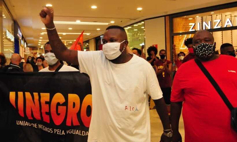 'Fogo nos racistas': Djonga participa de caminhada e ocupa loja do Carrefour em BH - Gladyston Rodrigues/EM/D.A Press