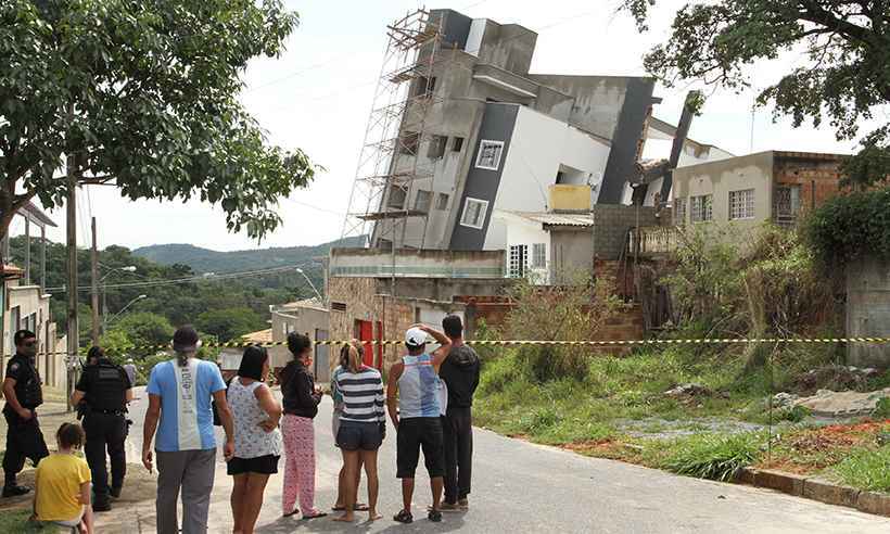 Casas interditadas após tombamento de prédio são arrombadas em Betim - Edésio Ferreira/EM/D.A Press