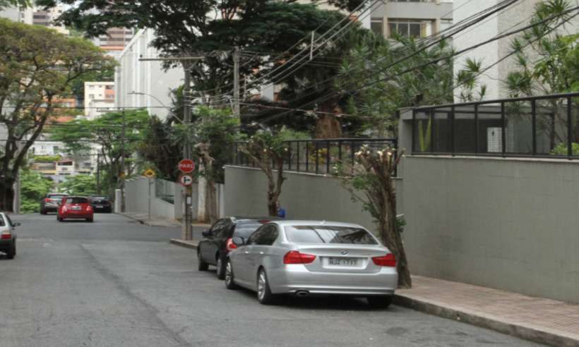  Condomínio corta árvores que 'atrapalhavam' câmera de segurança - Edésio Ferreira/DA Press-EM