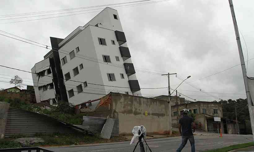 Justiça nega pedido de construtora que queria suspender demolição de prédio em Betim - Prédio tombou durante temporal em 17 de novembro
