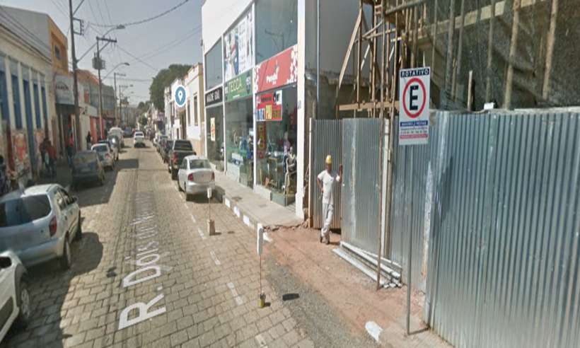 Briga por disputa de ponto: homem ateia fogo em morador de rua em Passos - Google Street View