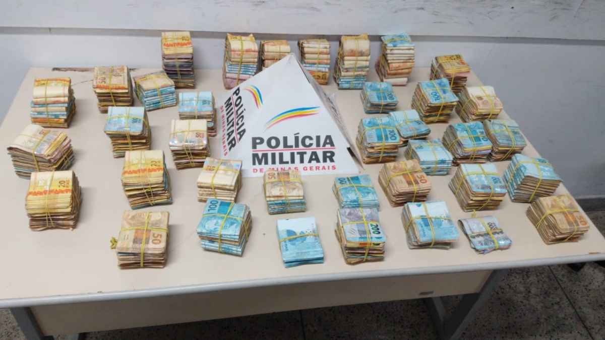 Flagrado com R$ 400 mil no carro durante blitz em BH, homem confessa ligação com o tráfico - PMMG/Divulgação